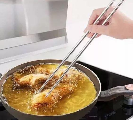 这么用筷子可能会让你生病！最后一个，几乎人人都做错了
