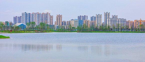 菁蓉湖与菁蓉镇。图片来源:郫都区宣传部