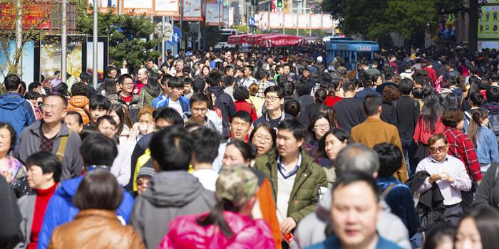 中国人口预测的摘要_揭秘中国人口老龄化的悲惨真相 农村老人自杀率是城市(2)