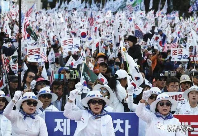 文在寅要把美韩同盟搞黄？韩国人自己不答应了，示威游行蔓延全国！