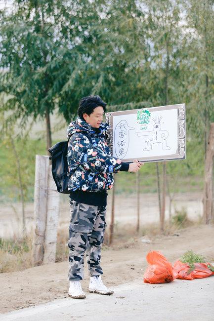 《野生厨房2》潘粤明手绘搭车牌，独创“洋葱人”自画像功底了得