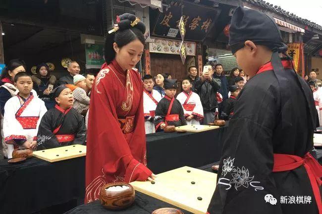 阆中古城上演汉服秀 中天楼围棋C位出镜太吸睛