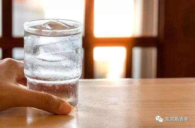 日本女主播说：美女都是喝常温水的，只有丑女喝冰水…