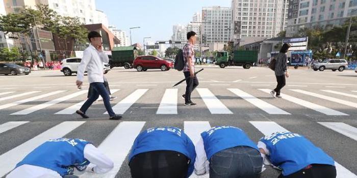 心碎!韩国候选人们下跪磕头求选票 路人视而不
