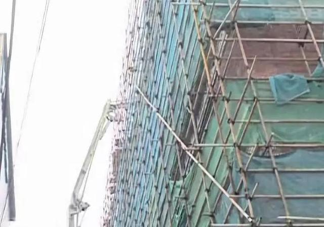 祸从天降！女子大腿被高空坠落粗钢筋刺穿，直接“钉”在电动车上