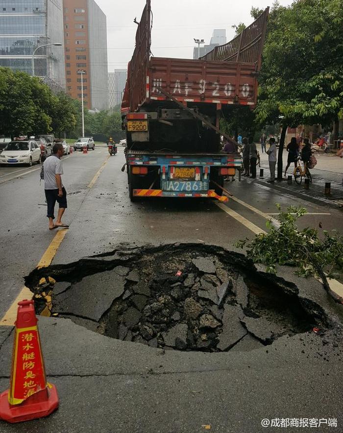大货车雨夜穿街过，路面突然塌陷卡在一人深的坑中