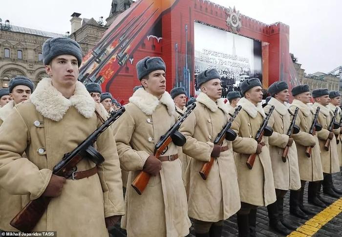 俄罗斯红场阅兵彩排，肤白貌美的大长腿了解一下？| 图说