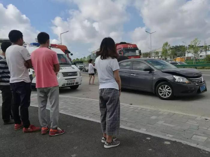 广东江门大道小车8连撞：车主油门当刹车造成连环事故