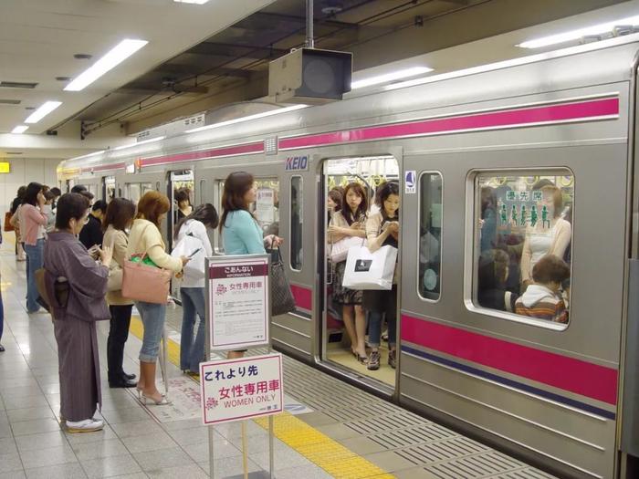 “为了当痴汉才来东京”，日本一男子猥亵女乘客被抓后理直气壮的回答…