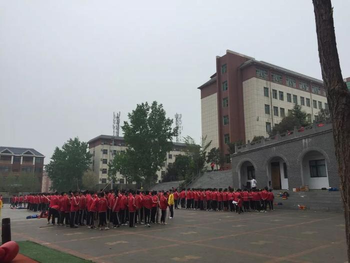 ▲4月12日傍晚,小龙武校的学生正在训练。台阶上方疑为事件发生地。新京报记者 张惠兰 摄