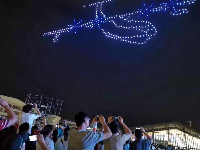 别人家的迎新晚会！这所大学用300架无人机组成中国地图…