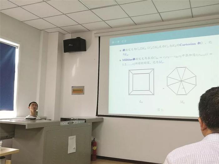 脑瘫小伙旁听8年成“荣誉研究生”：他更需要制度搀扶| 新京报快评