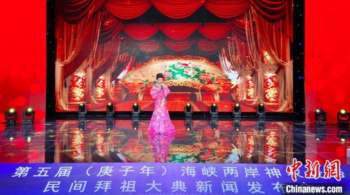 地方文艺展演。 李强 摄
