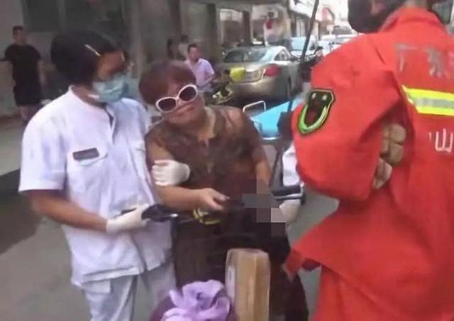 祸从天降！女子大腿被高空坠落粗钢筋刺穿，直接“钉”在电动车上