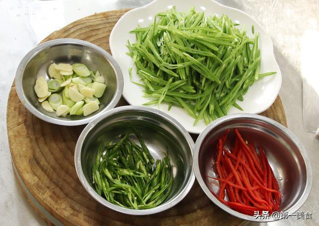 厨师长教你一道小炒“青椒炒芸豆”，不加一点肉，照样美味下饭