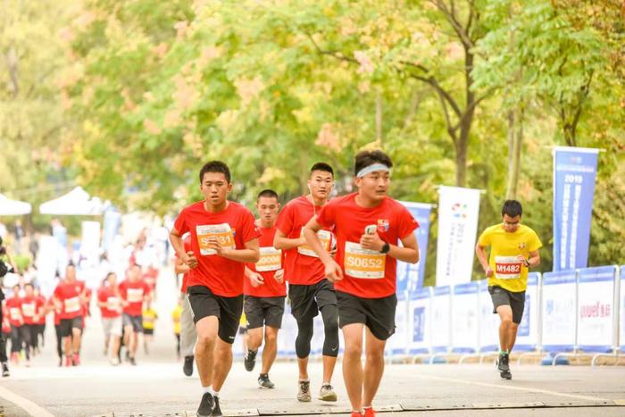 江苏省大学生马拉松联赛 南京工业大学第五届校园马拉松鸣枪开跑