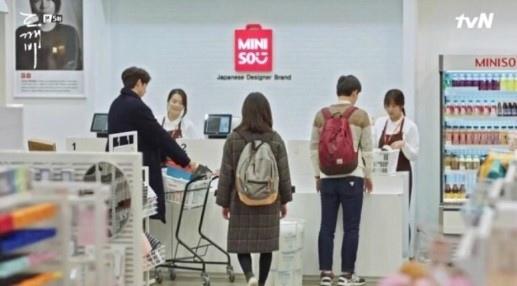 韩剧《鬼怪》当中发生在名创优品的场景
