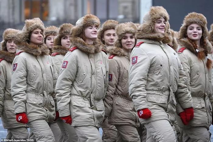 俄罗斯红场阅兵彩排，肤白貌美的大长腿了解一下？| 图说