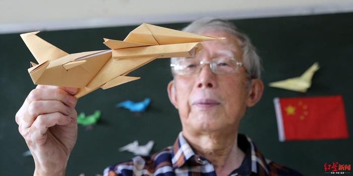 歼20歼10呼啸而来!成都75岁老人纸折上千架飞机献礼国庆