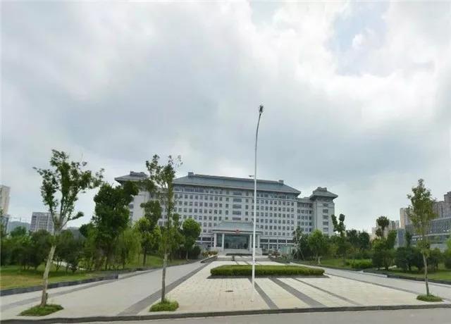盘点各地政府办公大楼，安庆的还挺好看。