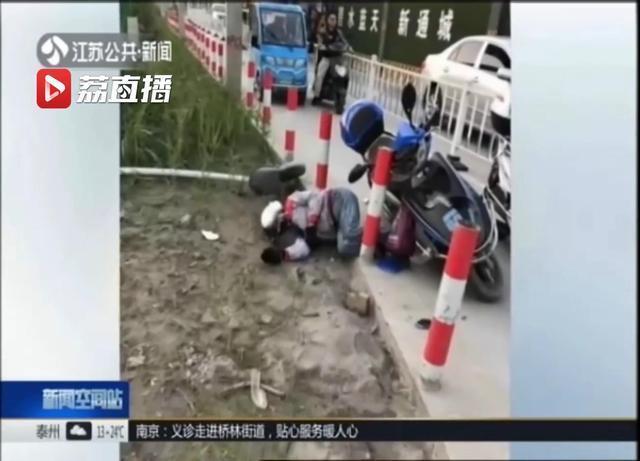 飞来横祸！货车撞上路灯杆 坠落灯臂砸死路人