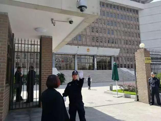 上海一中院门前(每经记者 宋戈 摄)