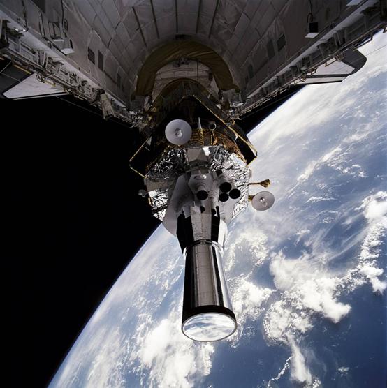 美国航天飞机释放DSP预警卫星瞬间,可见该卫星配备了大口径红外探测器。