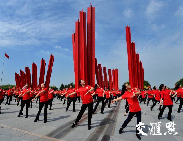 江苏省数万人齐跳广场舞 共祝祖国好