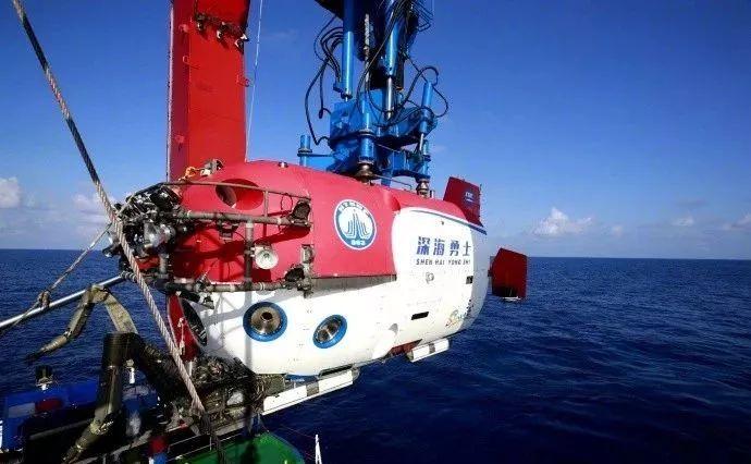 汪品先正在中国科学院深海科学与工程研究所“探索一号”科考船上,参加“南海深部计划”西沙深潜航次。该航次共有来自全国14个单位的60名科考队员参加,主要聚焦于南海西沙海域的冷泉、沉没珊瑚礁和深海浊流三大科学主题开展科学研究。