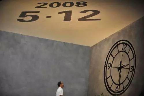 2014年5月12日,群众在“5·12”汶川特大地震纪念馆内祭奠遇难者。