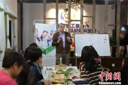 资料图:成都郫都郫双柏社区英语沙龙现场。王爵 摄