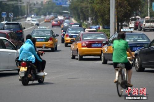 资料图:在路上行驶的出租车。 中新网记者 金硕 摄