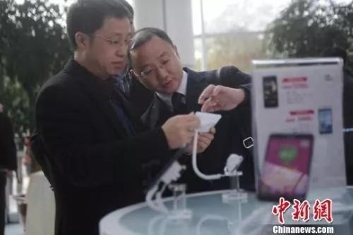 资料图:市民正在体验移动上网。陈超 摄