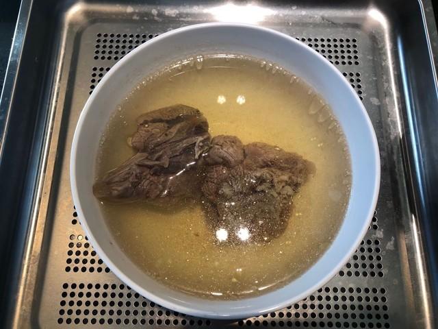 电蒸箱中的牛腱肉