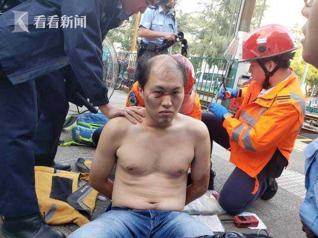 香港爱国议员何君尧遇袭 凶徒佯装送花合影突行刺