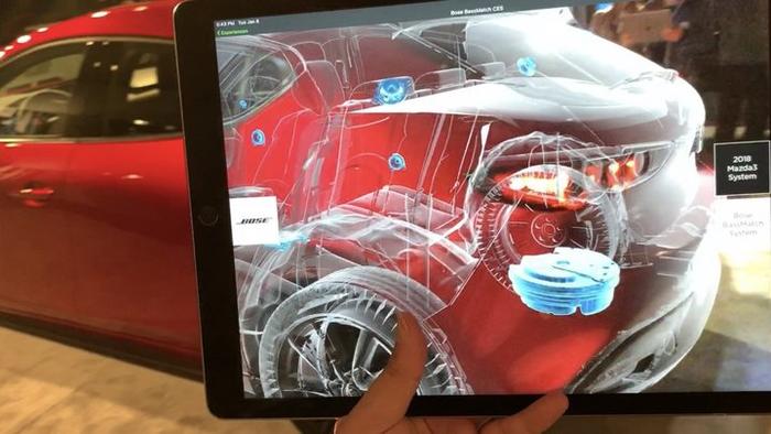 ▲ 通过 iPad 上的 AR 应用,我们可以看到车内结构,尾部蓝色为低音扬声器