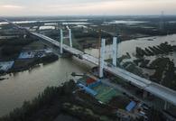 中国北方最长跨湖桥梁—枣菏高速微山湖特大桥顺利合龙