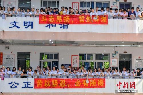 资料图:2018年5月31日,海南华侨中学举行一年一度的“高考文明喊楼”活动。该校1200多名高三学生与即将参加高二会考的学生集体“喊楼”释压。中新社记者 骆云飞 摄