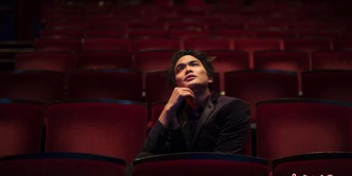 美国达人秀举行冠军赛决赛 华裔魔术师申林夺