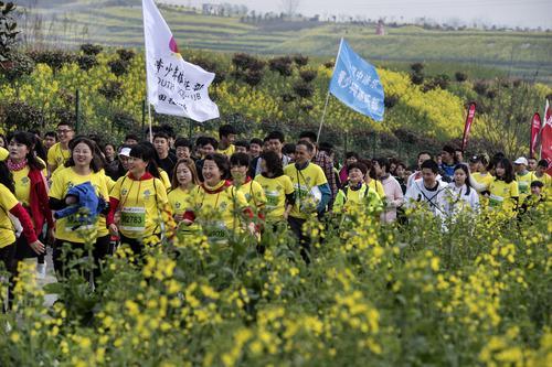 练马甲线、晒“A4腰”、吃健身餐……越来越多的人向脂肪“开战”