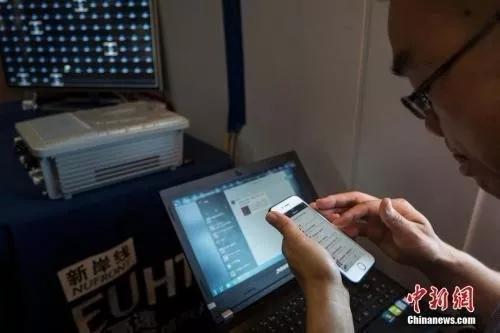 资料图:市民正在使用手机上网。中新社记者 侯宇 摄