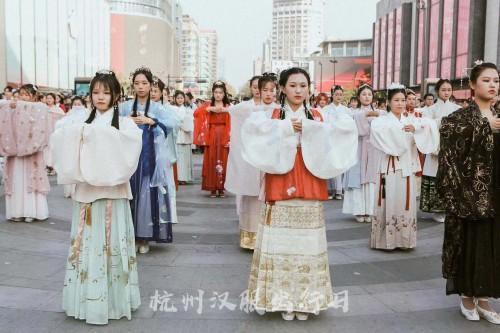 锦裳汉服掀起国风热潮，毛戈平美妆助力传承文化之美