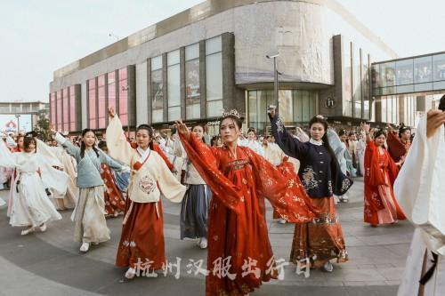 锦裳汉服掀起国风热潮，毛戈平美妆助力传承文化之美