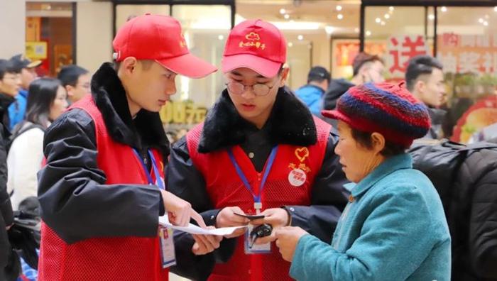 武汉一高校180名大学生志愿者在汉口火车站开展春运服务