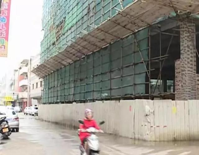 祸从天降！女子大腿被高空坠落粗钢筋刺穿，直接“钉”在电动车上