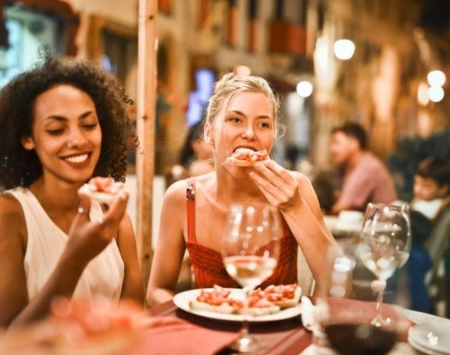 各国餐桌礼仪大揭秘：美国人吃热菜甚至不允许“吹一吹”？