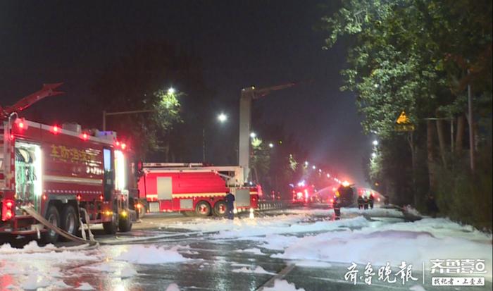 突发！潍坊坊子区一油罐车和轿车发生相撞起火，所幸无人员伤亡
