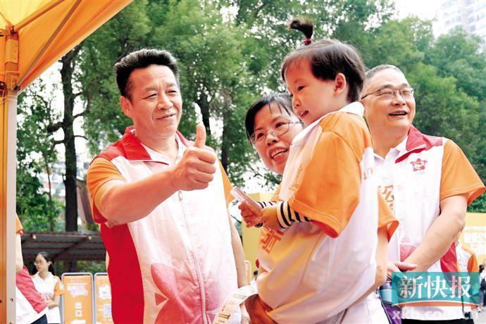 600广州市民搭公交 打卡“红色革命基地”开展公益行
