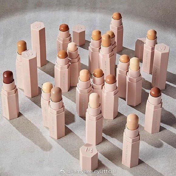 Fenty Beauty的产品通常有着超多的色号选择 图片来源:Fenty Beauty官方微博