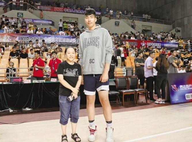詹姆斯大儿子高中首秀，中国16岁2米18小巨人表现亮眼，已经收到NCAA的offer